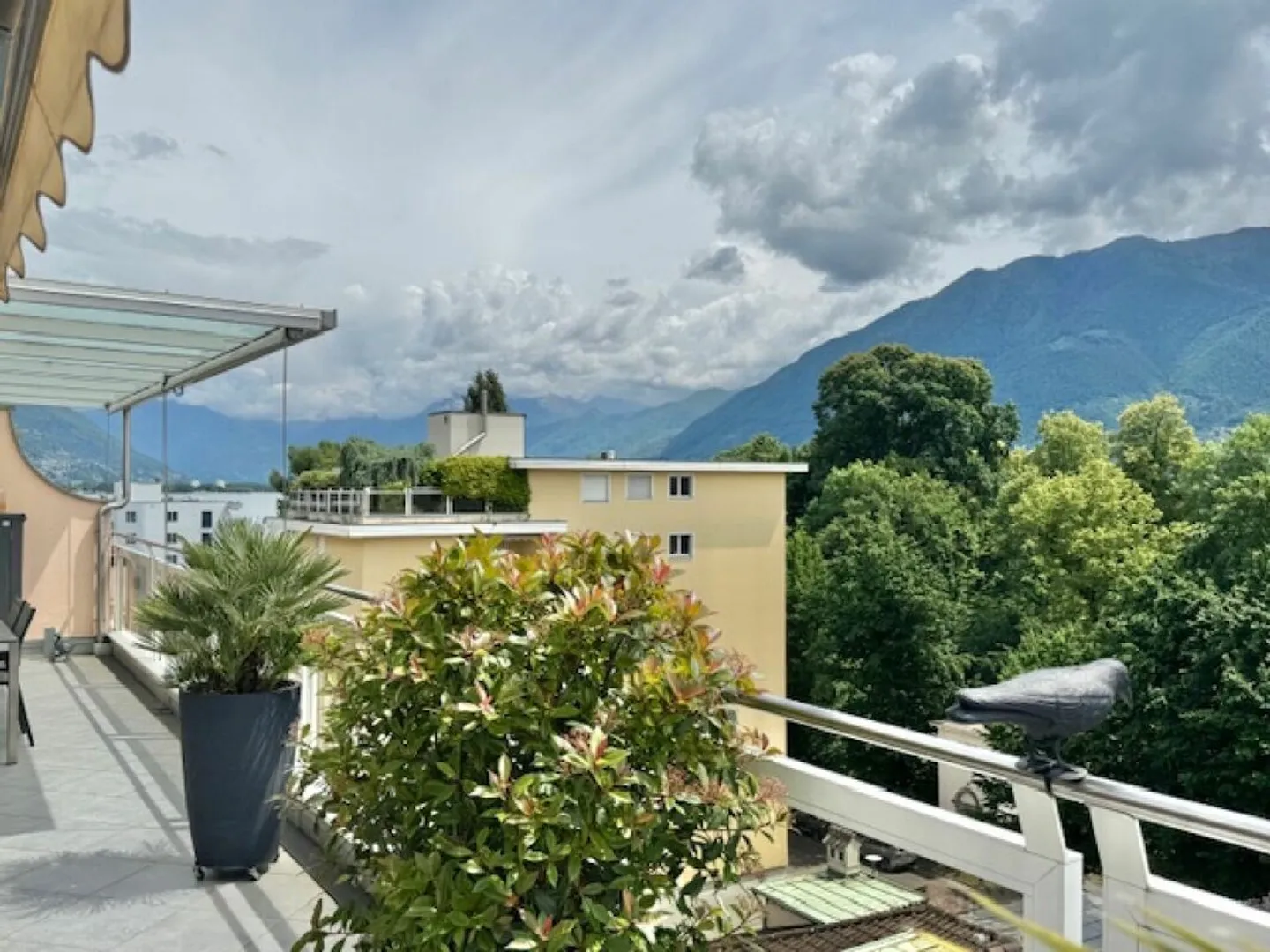 IN VENDITA NEL CENTRO DI LOCARNO - GRANDE APPARTAMENTO ATTICO LUMINOSO (ANCHE COME APPARTAMENTO PER VACANZE) - Foto 19 di 24