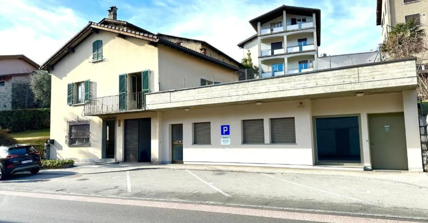 Stunning 7.5-room detached house with garden in Cureglia - Photo 2 of 11