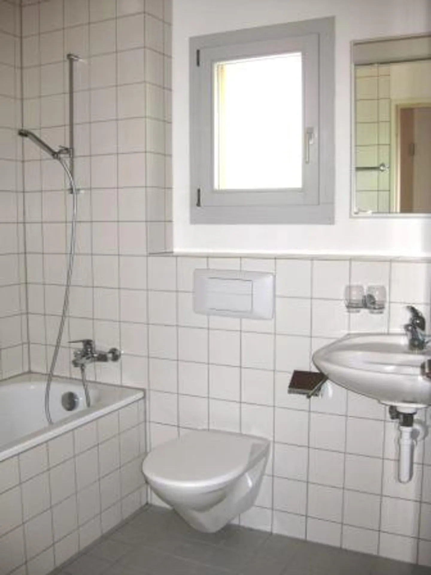 Spacious living guaranteed - not just perfect for singles! - Photo 4 of 4