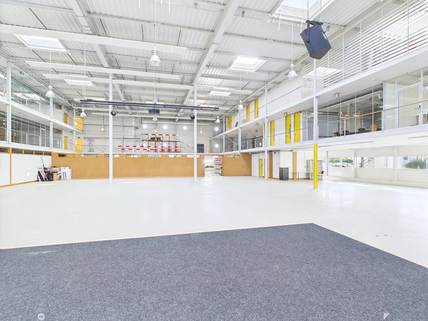 Espace de vente et bureaux dans le quartier industriel à partir de 144m2-686m2 - Photo 7 sur 19