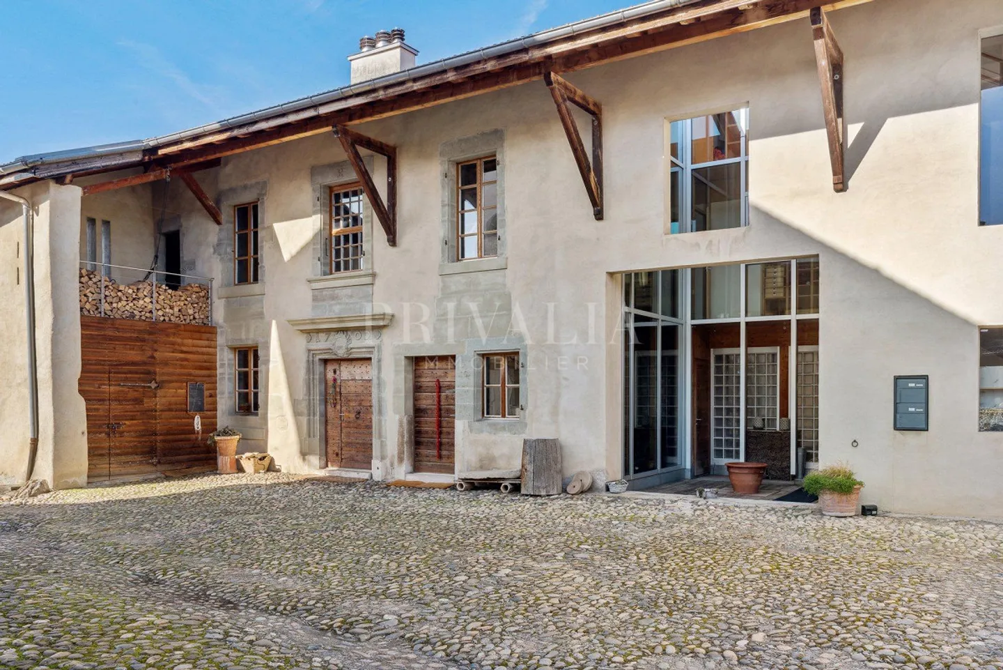 Rare object: Magnificent renovated farmhouse in Sézegnin - Photo 2 of 8