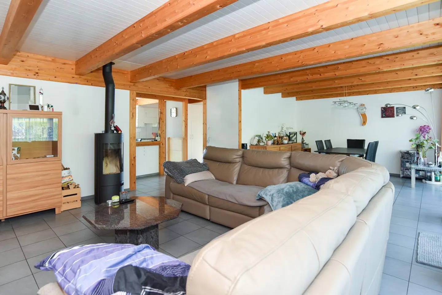 Well-maintained, detached with separate double garage - Photo 4 of 14