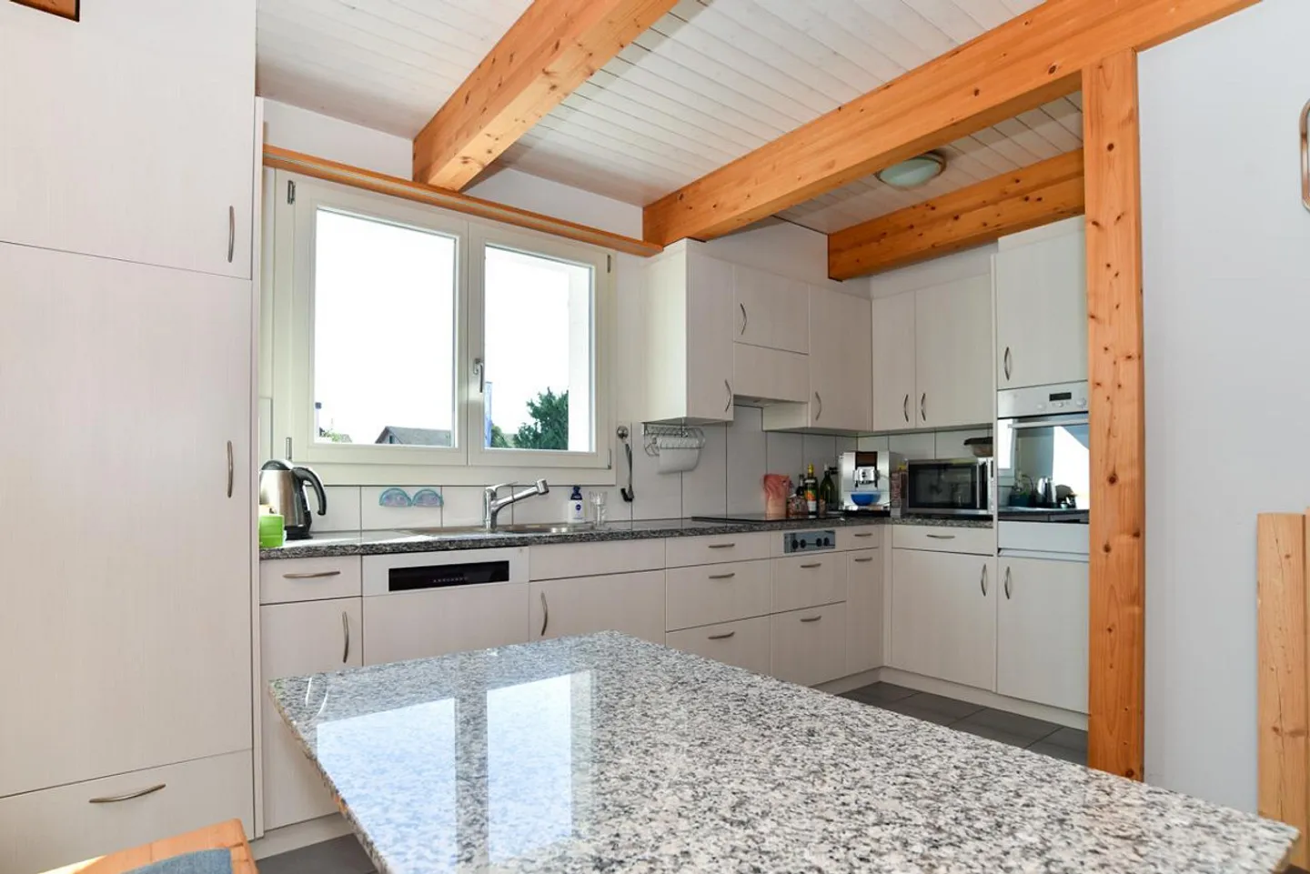 Well-maintained, detached with separate double garage - Photo 7 of 14