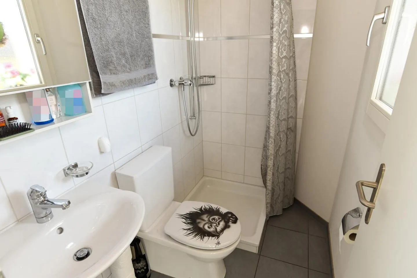 Well-maintained, detached with separate double garage - Photo 9 of 14