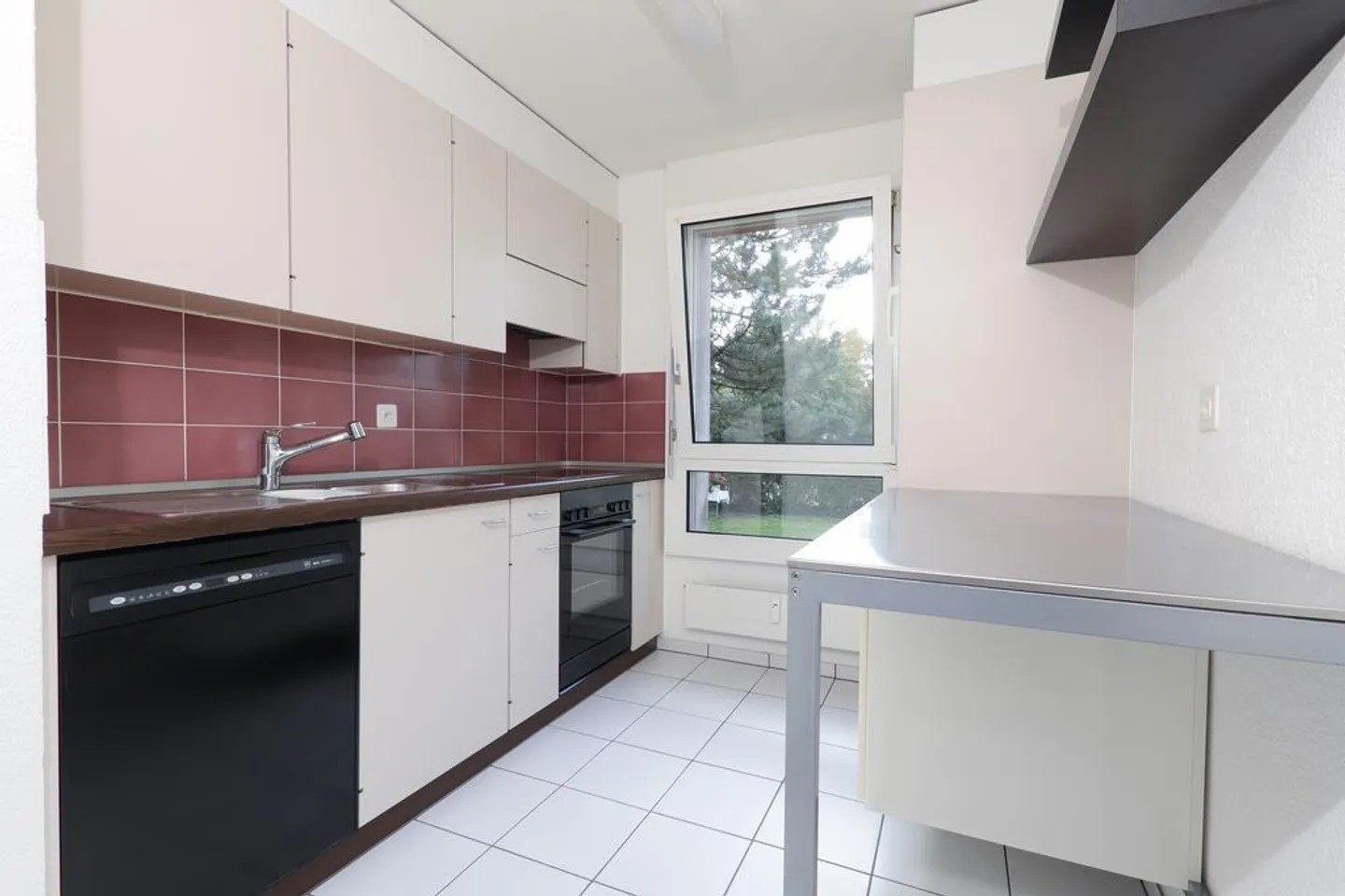 Living in a central location in Münchenstein - Photo 2 of 11