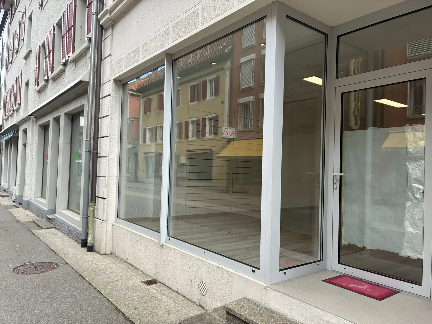 St-Imier, superficie di vendita di 87 m2 nel centro città - Foto 2 di 4