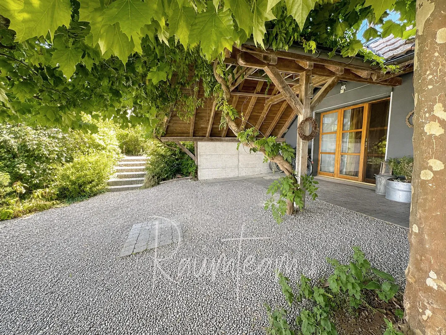 Une maison pour les familles avec un caractère particulier et un jardin de rêve - Photo 2 sur 16