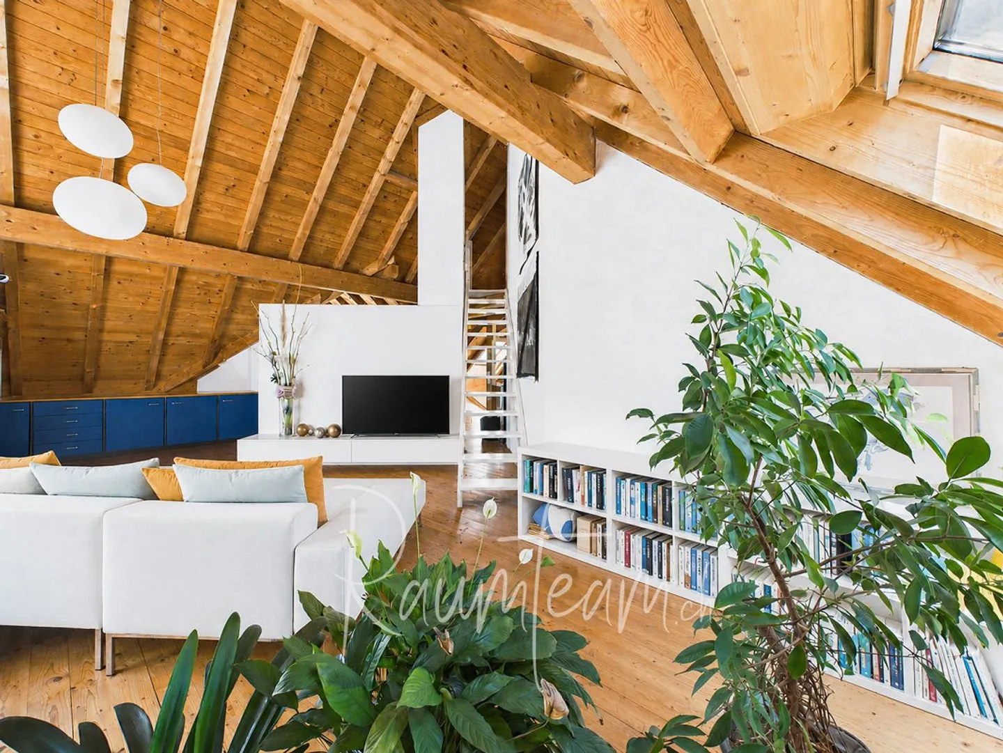 Une maison pour les familles avec un caractère particulier et un jardin de rêve - Photo 3 sur 16