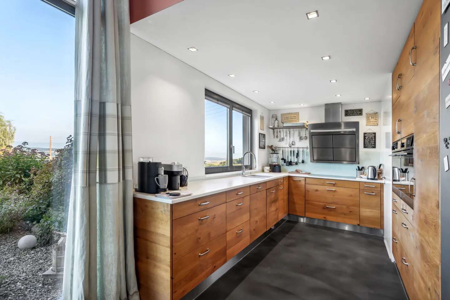 Magnificent renovated farmhouse with stable and paddock - Photo 6 of 13