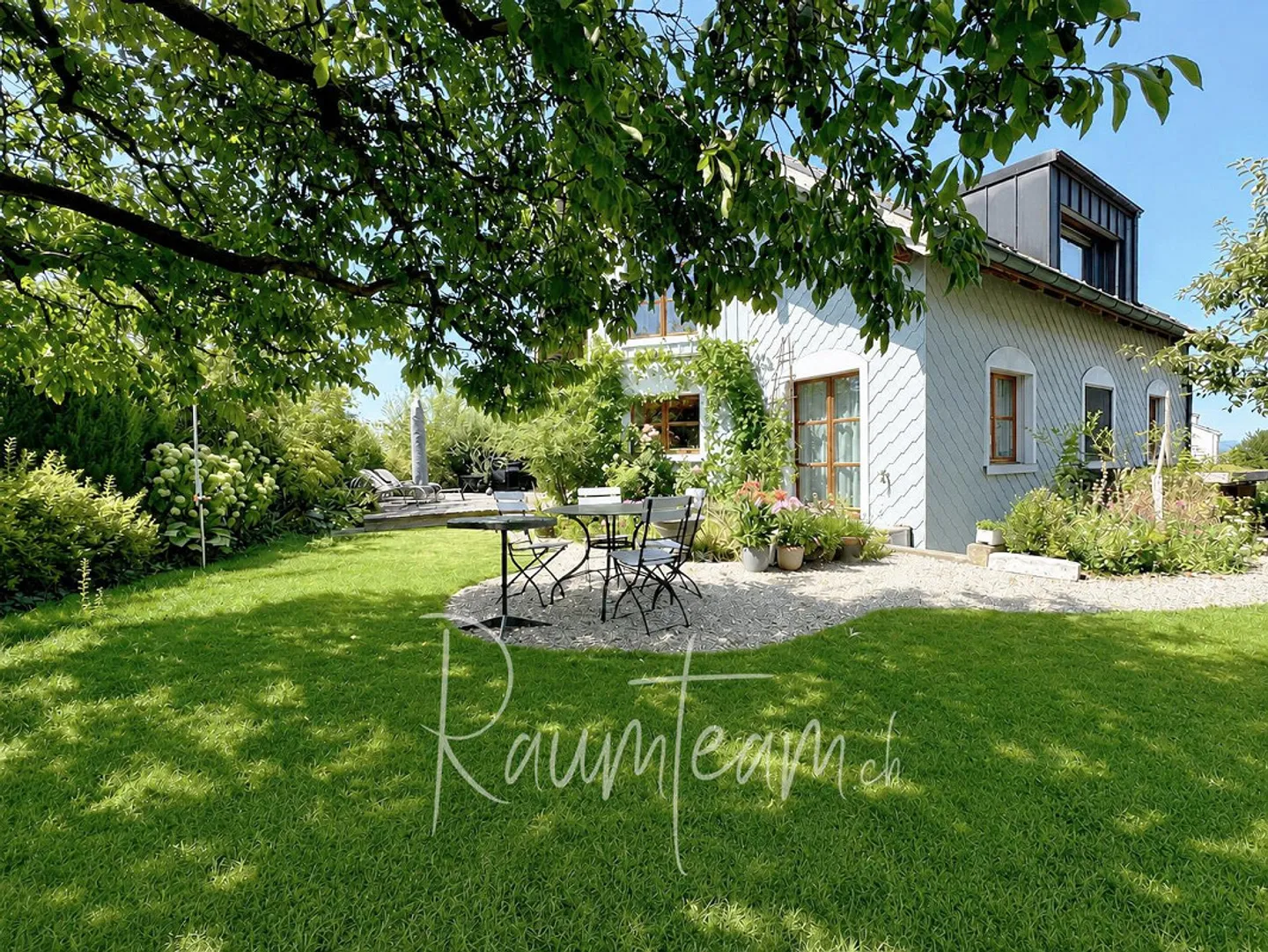 Une maison pour les familles avec un caractère particulier et un jardin de rêve - Photo 1 sur 16