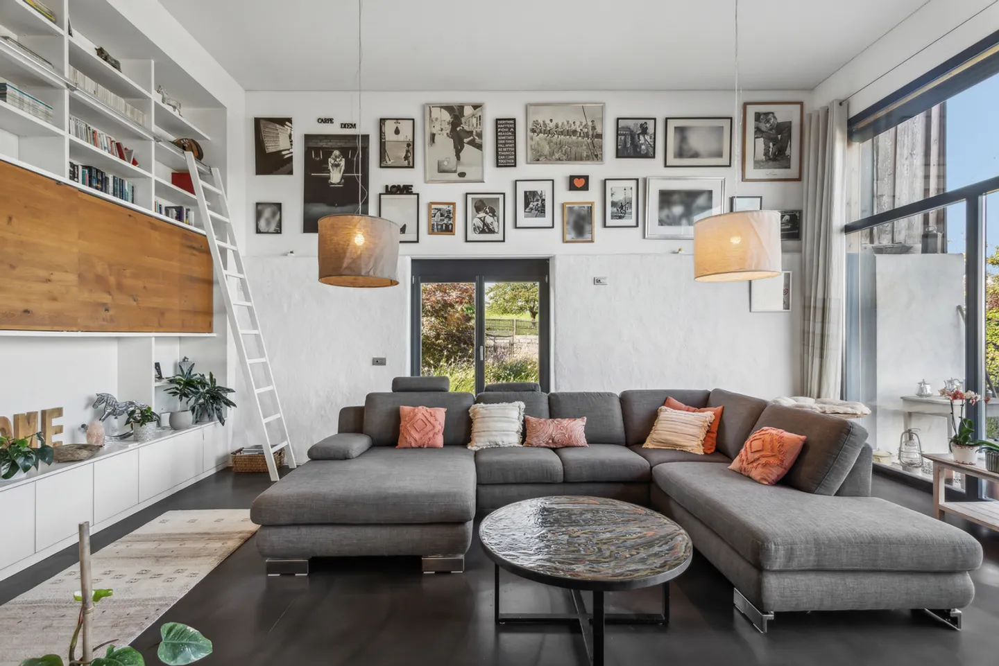 Magnificent renovated farmhouse with stable and paddock - Photo 7 of 13