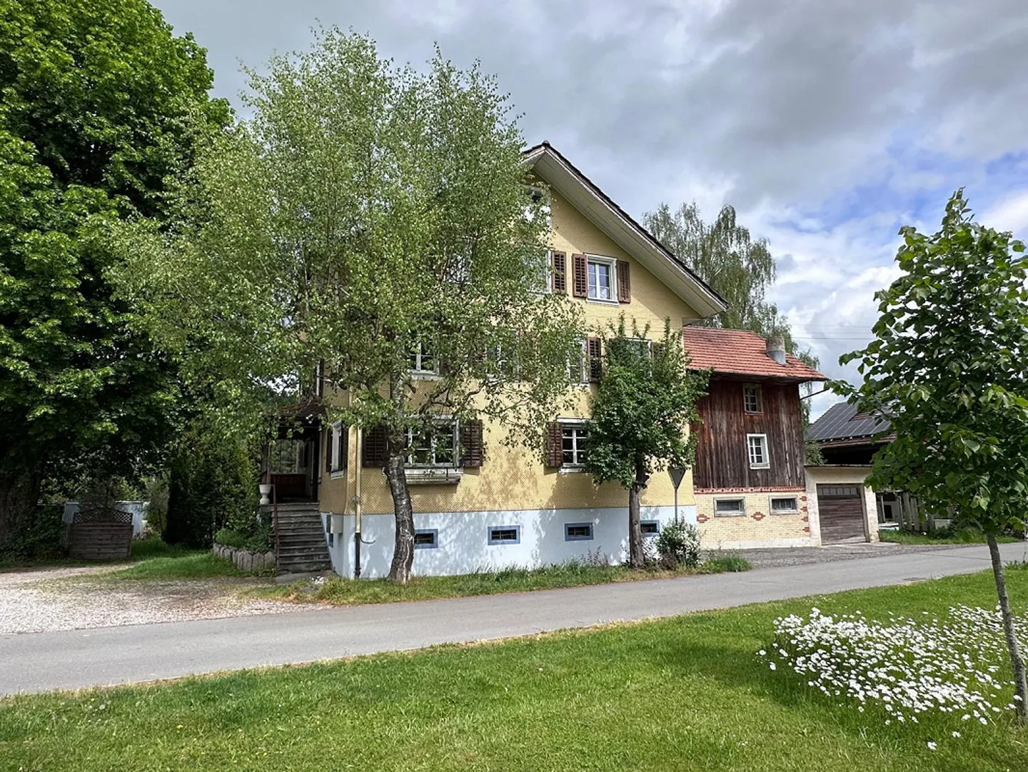 Residential building with extension in a central location and large usage reserves - Photo 1 of 10