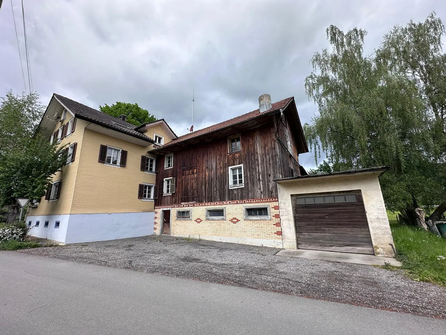 Residential building with extension in a central location and large usage reserves - Photo 2 of 10