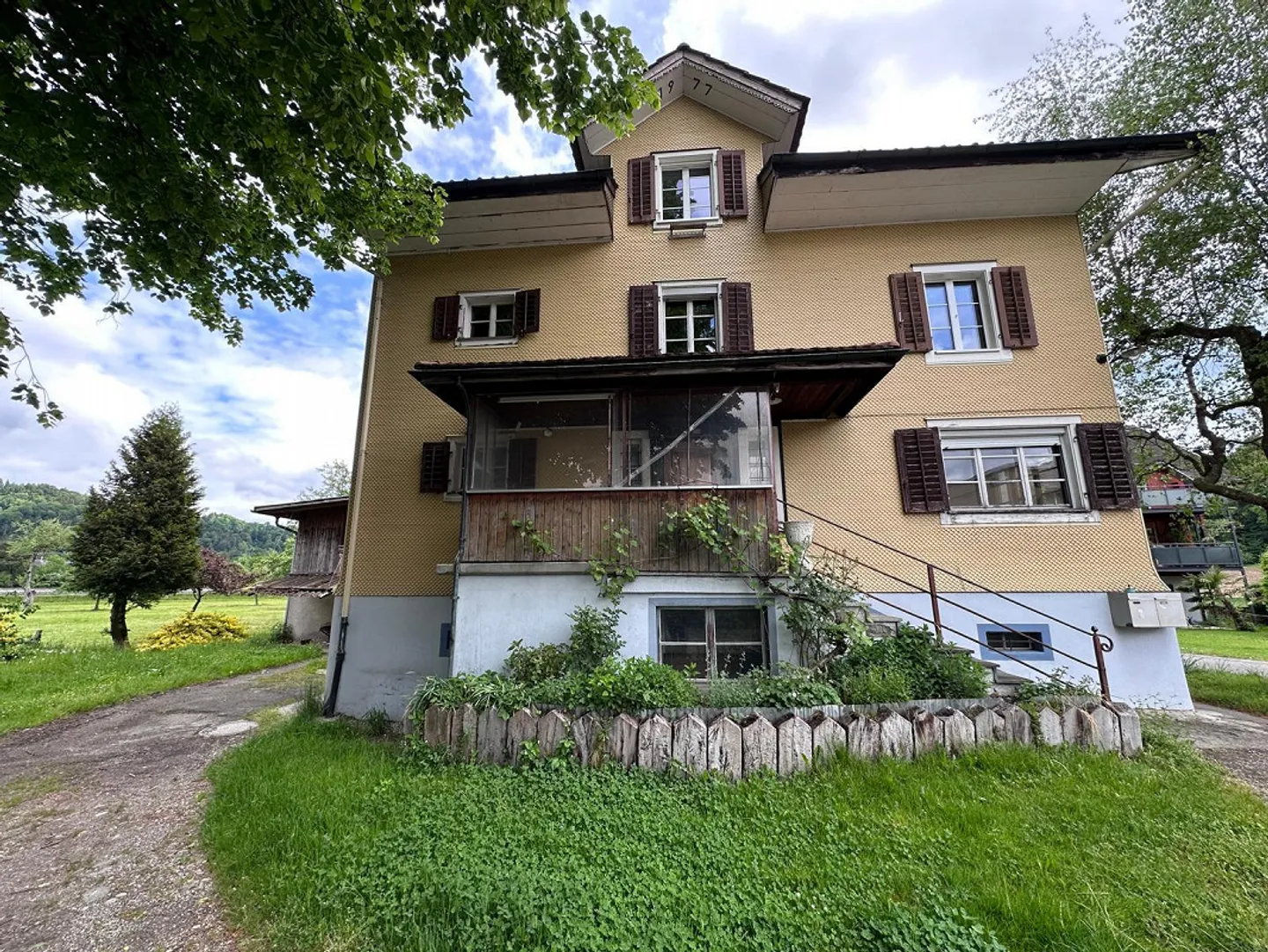 Residential building with extension in a central location and large usage reserves - Photo 3 of 10