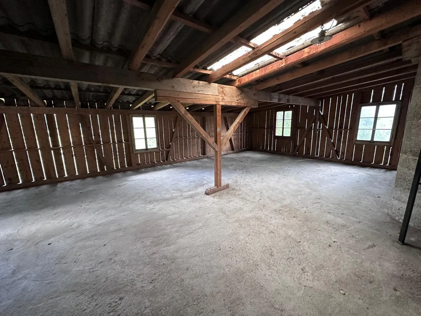 Residential building with extension in a central location and large usage reserves - Photo 10 of 10