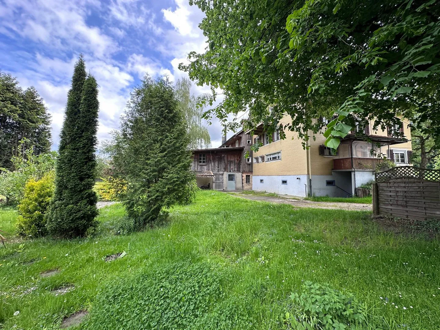 Residential building with extension in a central location and large usage reserves - Photo 5 of 10