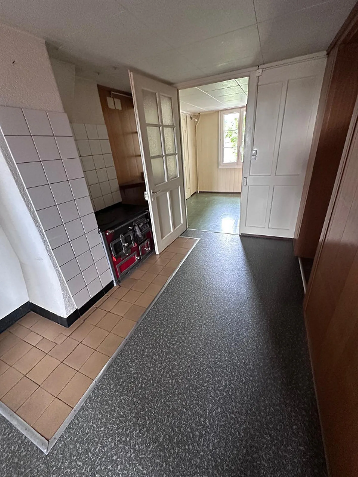 Residential building with extension in a central location and large usage reserves - Photo 8 of 10