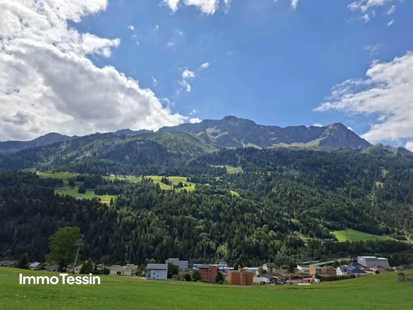 DEUXIÈME MAISON : Magnifique chalet avec un travail du bois raffiné et un appartement d'invité... - Photo 2 sur 13