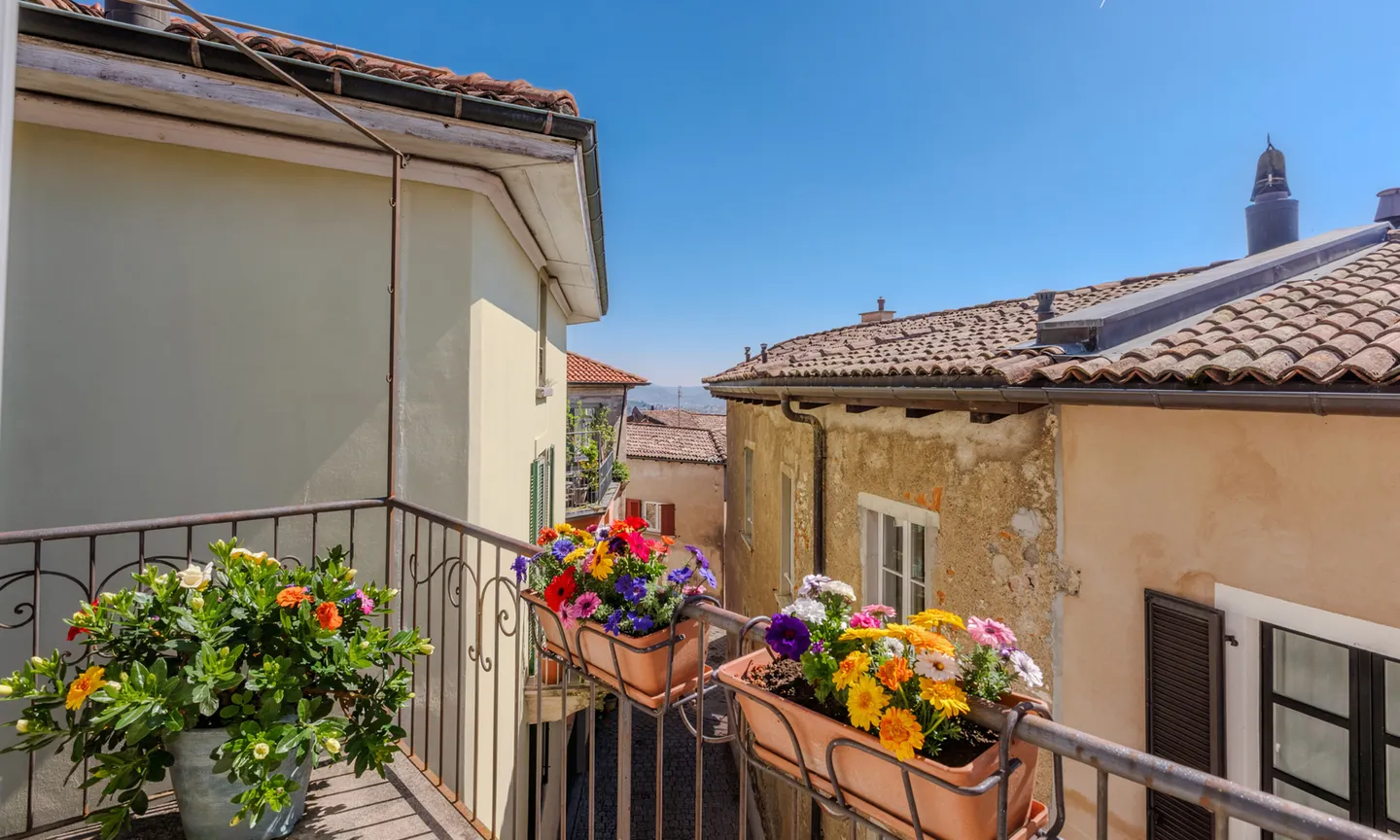RESIDENCE SECONDAIRE - MAISON HISTORIQUE AVEC TERRASSE À BESAZIO - Photo 3 sur 9