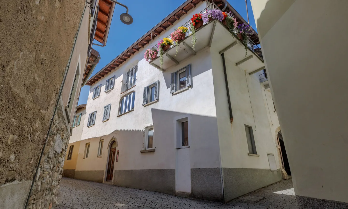 RESIDENCE SECONDAIRE - MAISON HISTORIQUE AVEC TERRASSE À BESAZIO - Photo 9 sur 9
