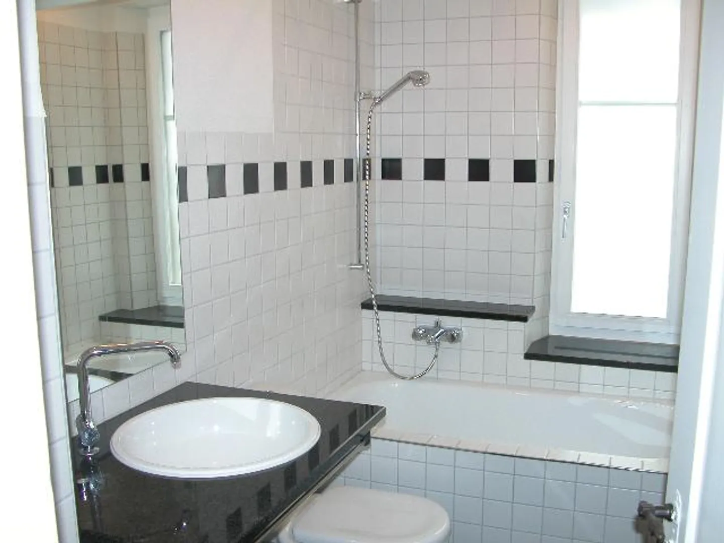 Gently renovated 4-room old building apartment in the center - Photo 3 of 8