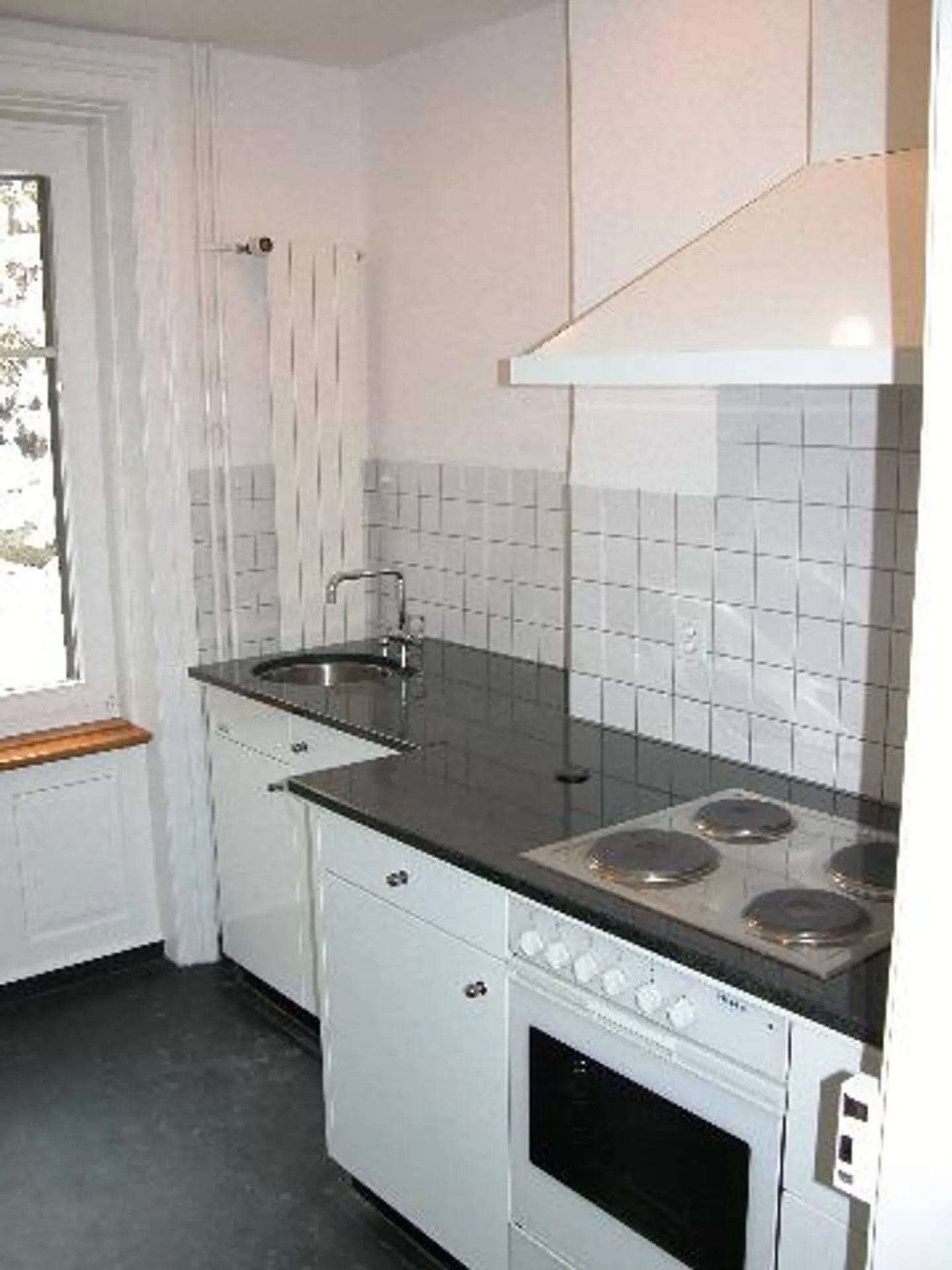 Gently renovated 4-room old building apartment in the center - Photo 6 of 8