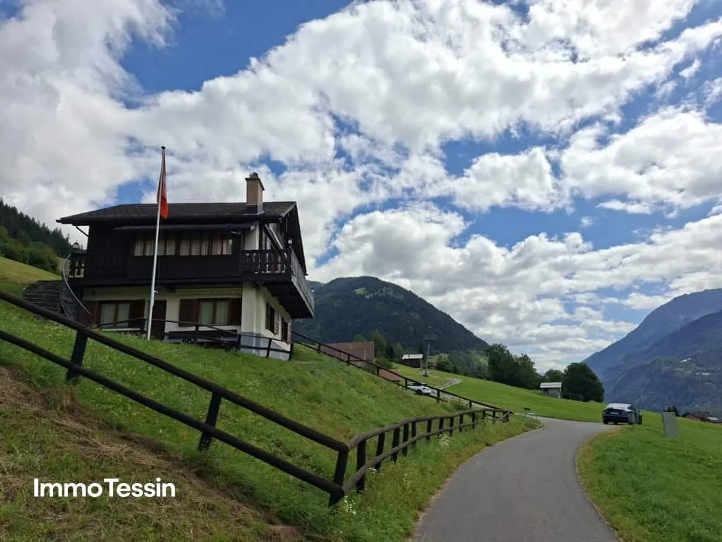 DEUXIÈME MAISON : Magnifique chalet avec un travail du bois raffiné et un appartement d'invité... - Photo 3 sur 13