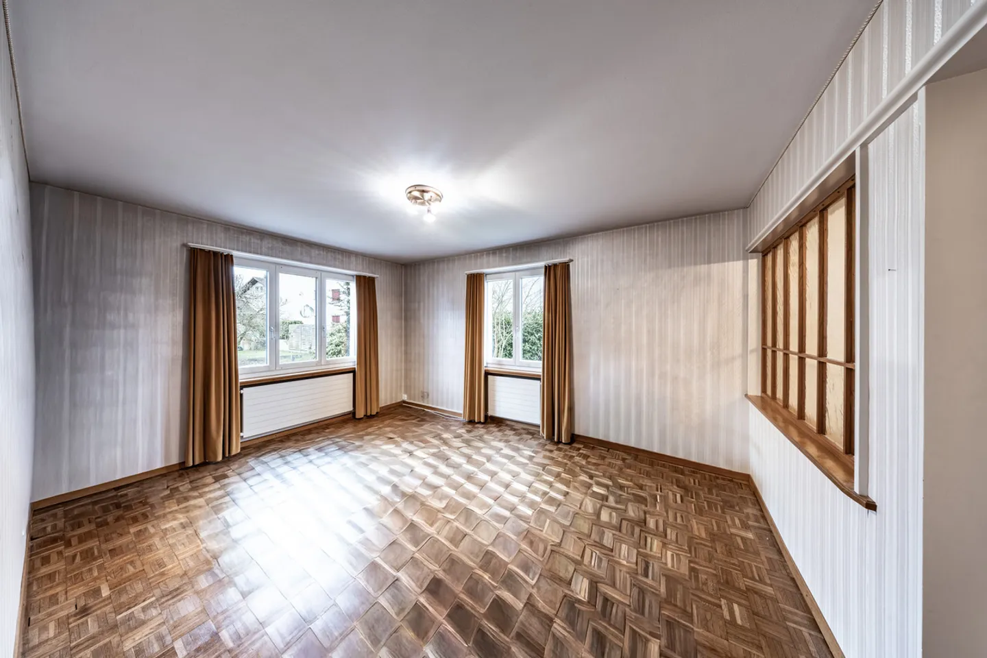 Charming Home with Beautiful Garden - Photo 4 of 8