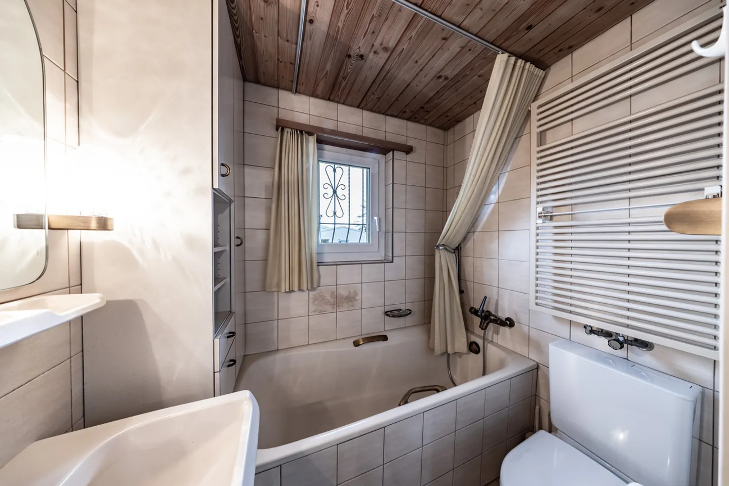 Charming Home with Beautiful Garden - Photo 7 of 8