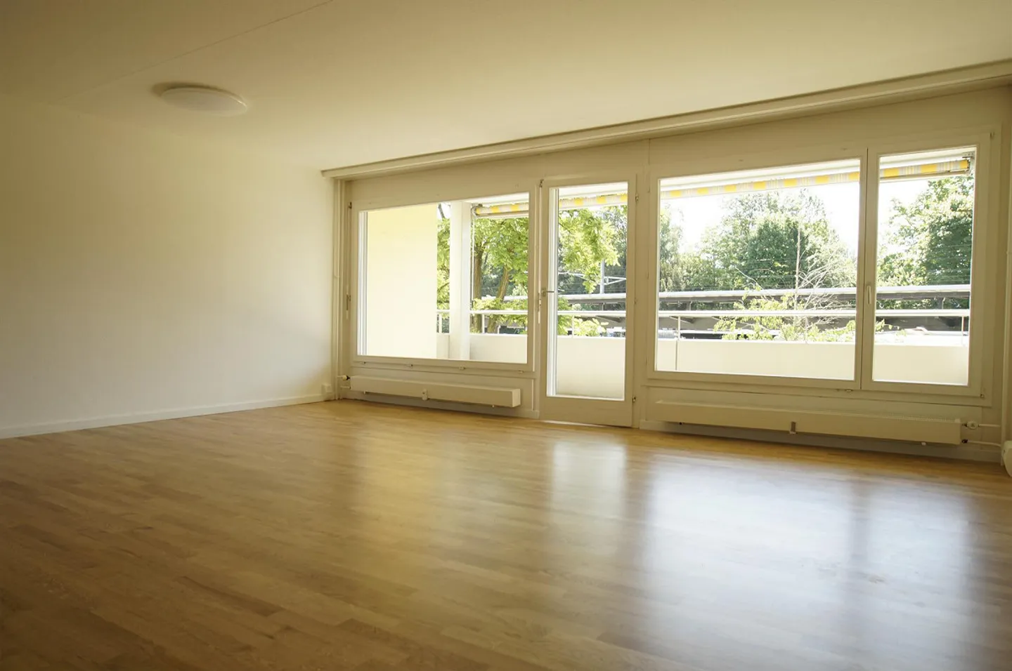 Spacious 4.5-room apartment for rent in Cham - Photo 2 of 8