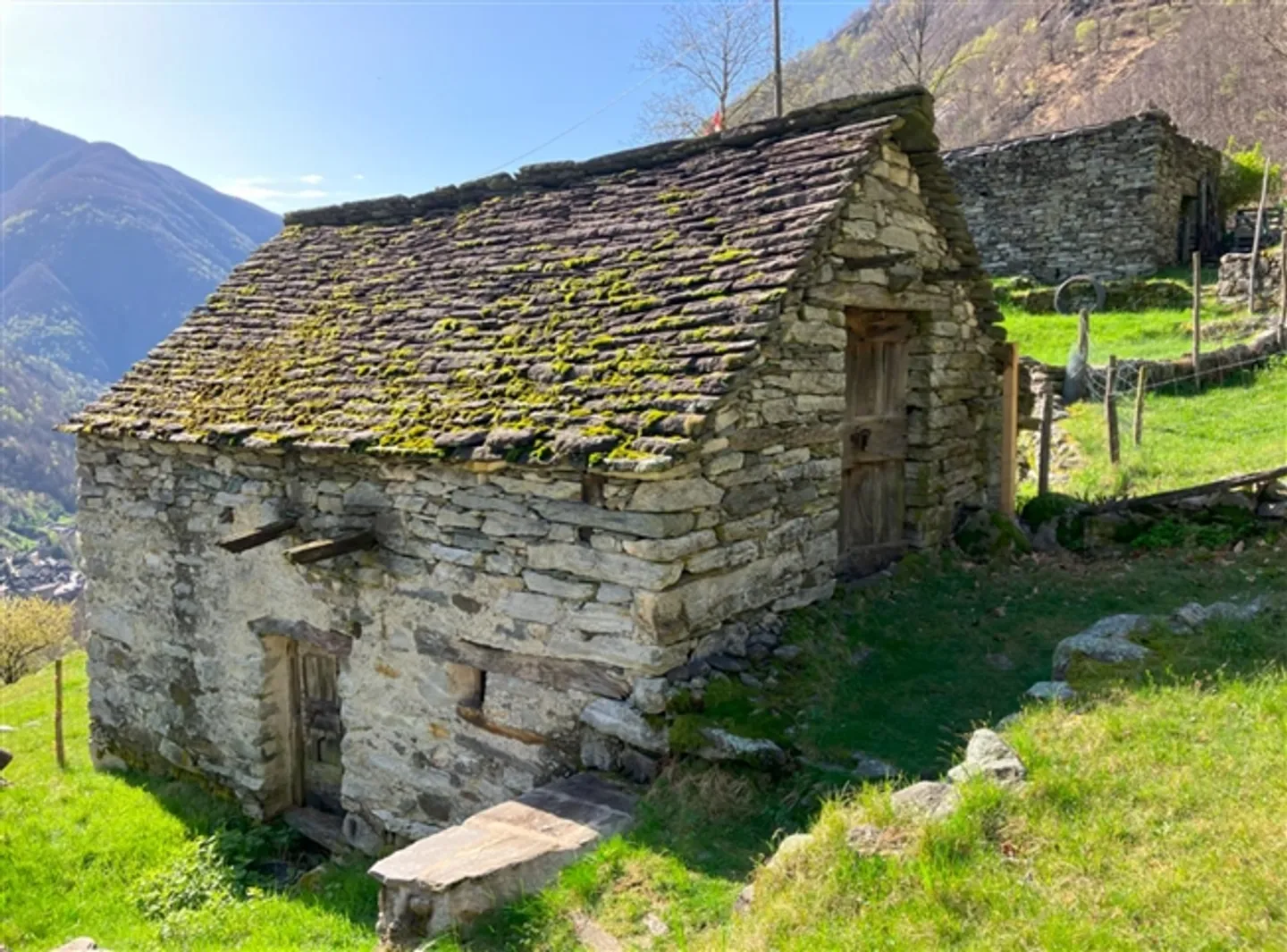 «Rustico zum Ausbauen mit Wiese an sehr schöner Aussichtslage / rustico da riattare con prato in una posizione con bella vista» - Foto 1 von 9