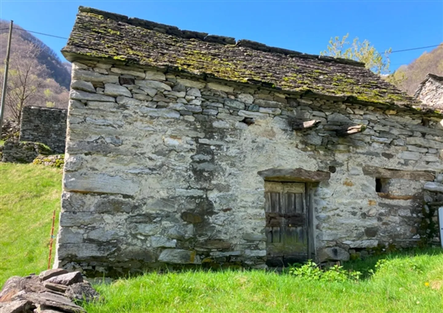 «Rustico zum Ausbauen mit Wiese an sehr schöner Aussichtslage / rustico da riattare con prato in una posizione con bella vista» - Foto 3 von 9