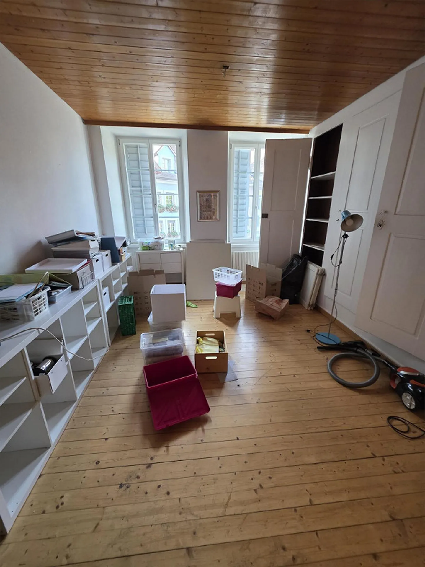 Spacious 2.5 Room Apartment Available Immediately - Photo 1 of 13