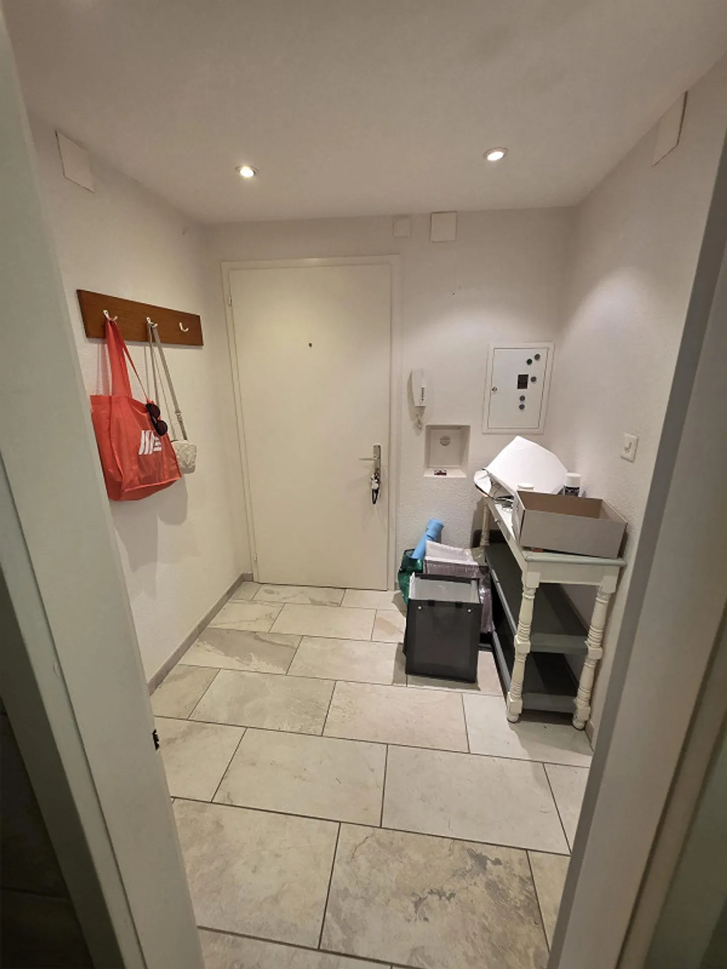 Spacious 2.5 Room Apartment Available Immediately - Photo 2 of 13