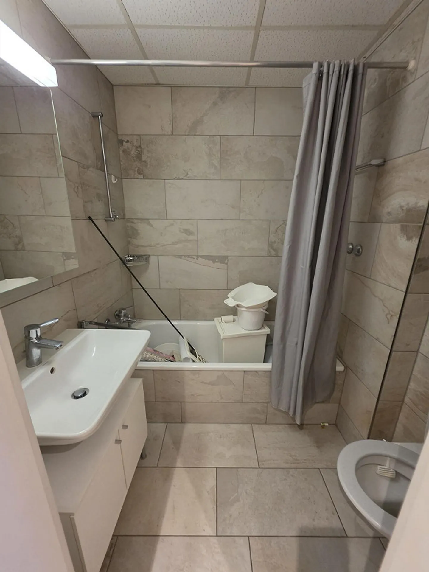Spacious 2.5 Room Apartment Available Immediately - Photo 3 of 13