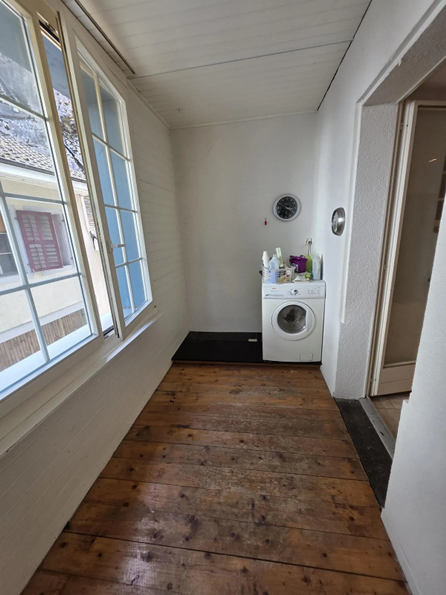 Spacious 2.5 Room Apartment Available Immediately - Photo 4 of 13