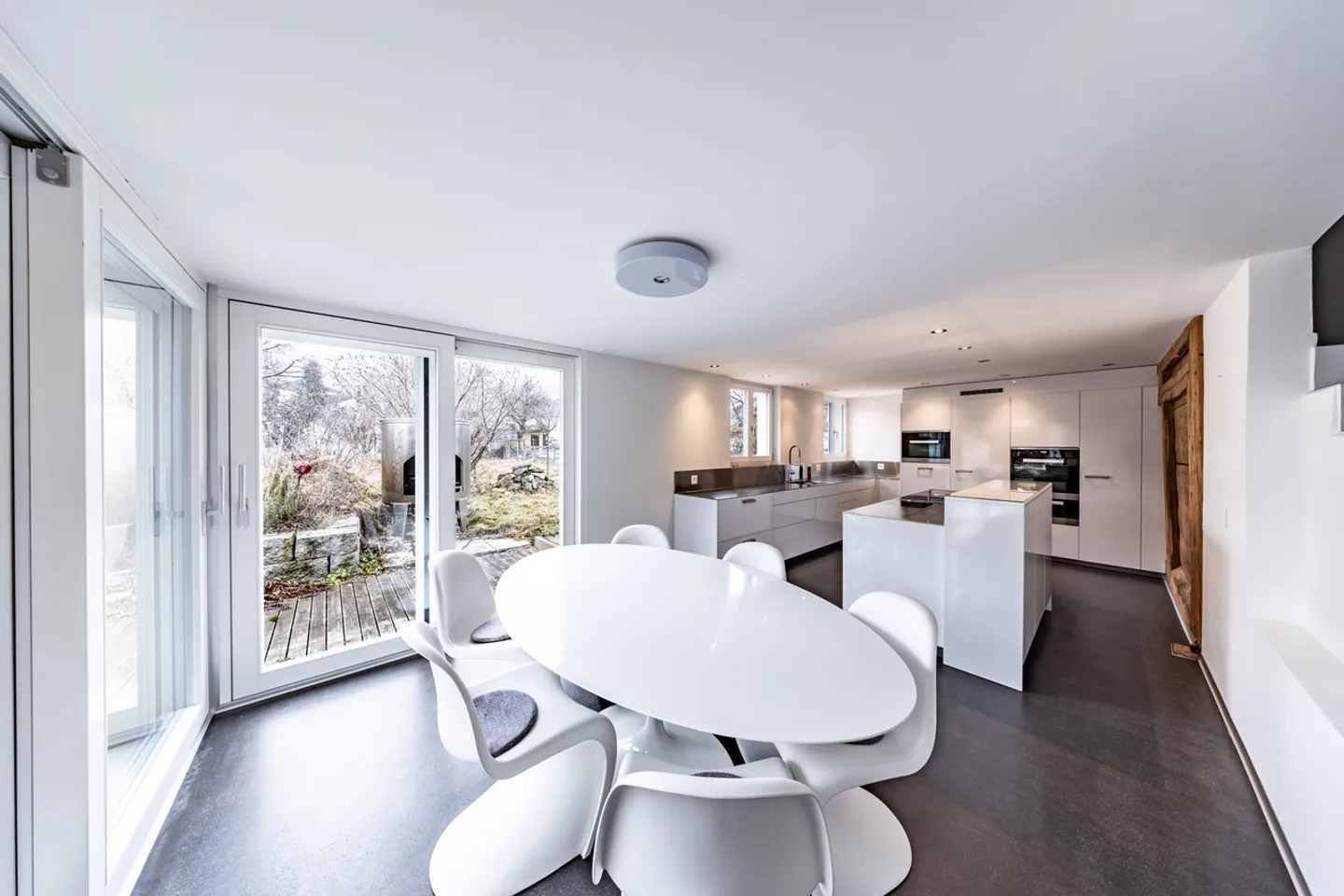 Proprietà modernizzata con stile per due parti - Foto 3 di 9