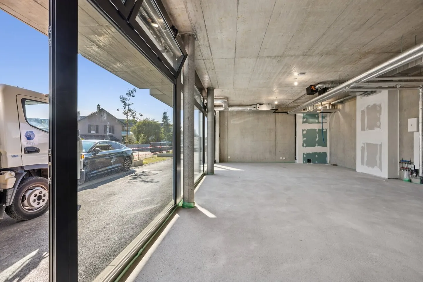 Commercial arcade on the ground floor of a new building - Photo 4 of 12