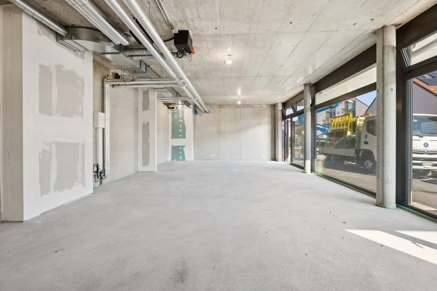 Commercial arcade on the ground floor of a new building - Photo 9 of 12