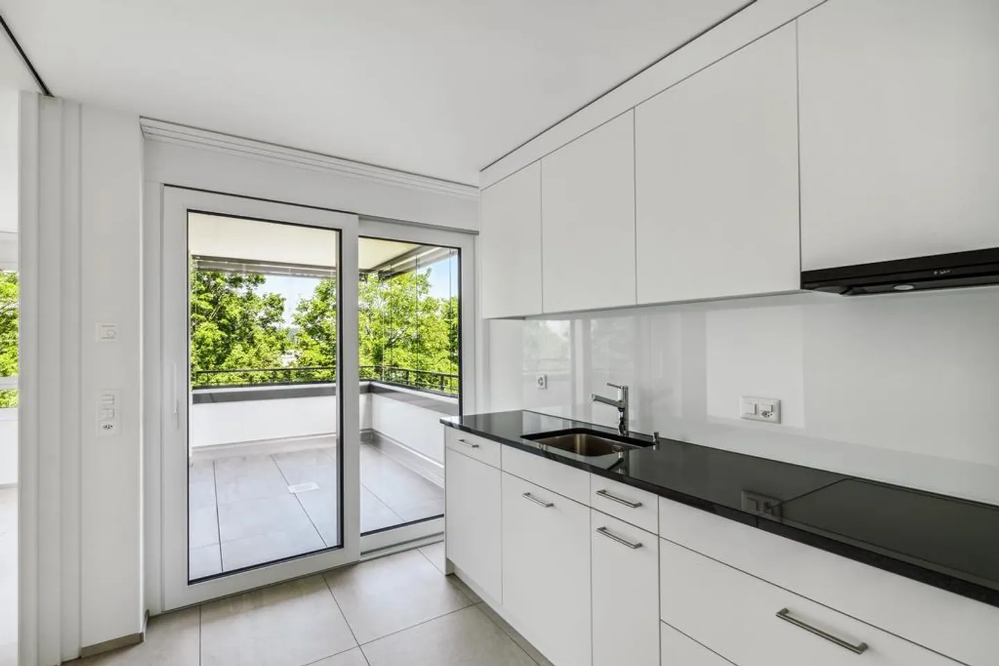 Appartement 3.5 pièces inondé de lumière - Photo 3 sur 12