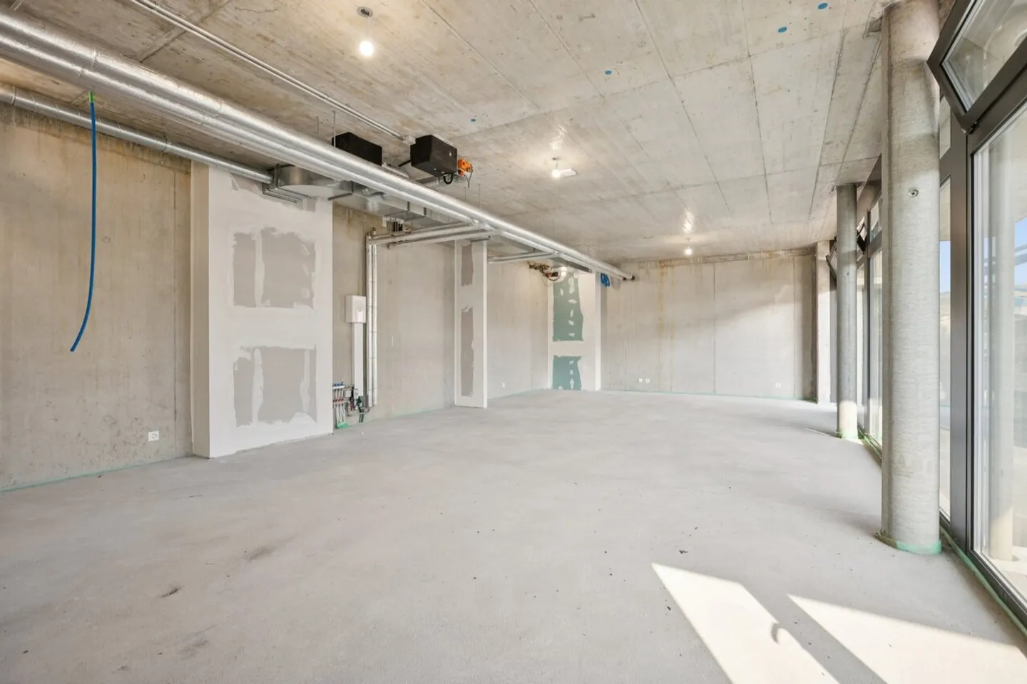 Commercial arcade on the ground floor of a new building - Photo 10 of 12