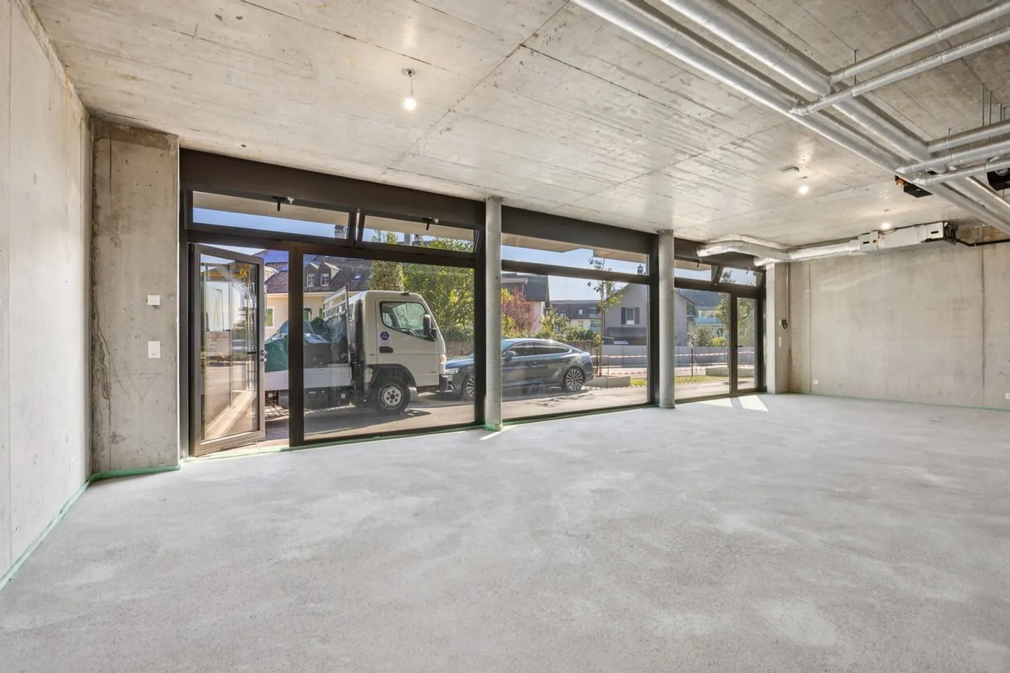 Commercial arcade on the ground floor of a new building - Photo 6 of 12