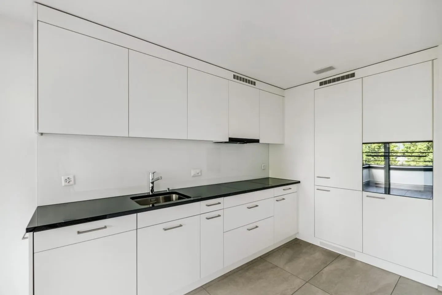 Appartement 3.5 pièces inondé de lumière - Photo 2 sur 12