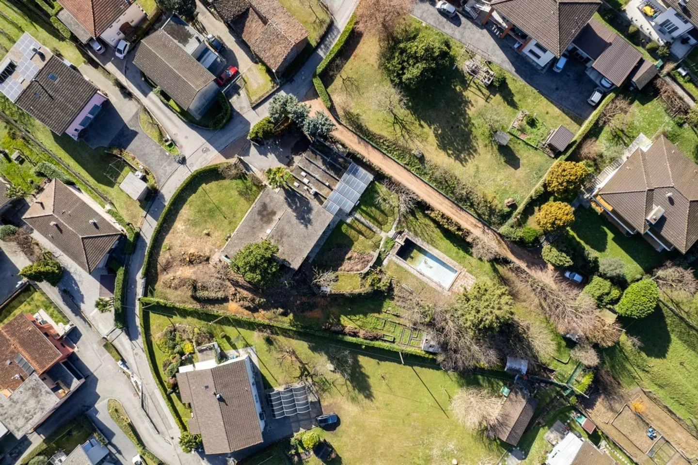 Terrain avec villa existante et réserve foncière (R2) à Riva San Vitale - Photo 1 sur 13
