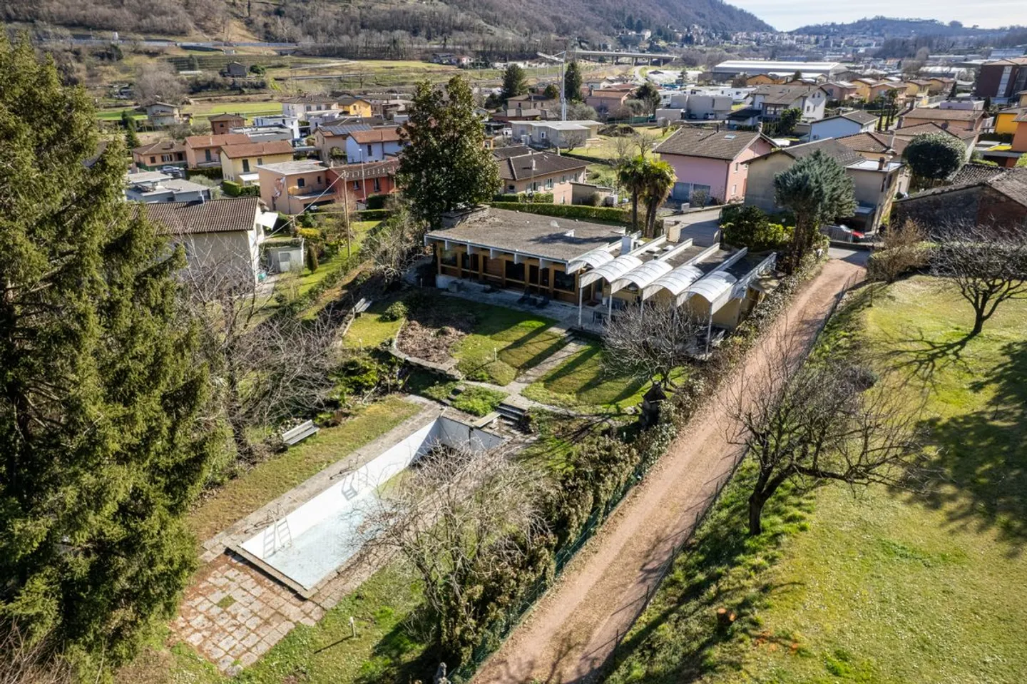 Terrain avec villa existante et réserve foncière (R2) à Riva San Vitale - Photo 2 sur 13