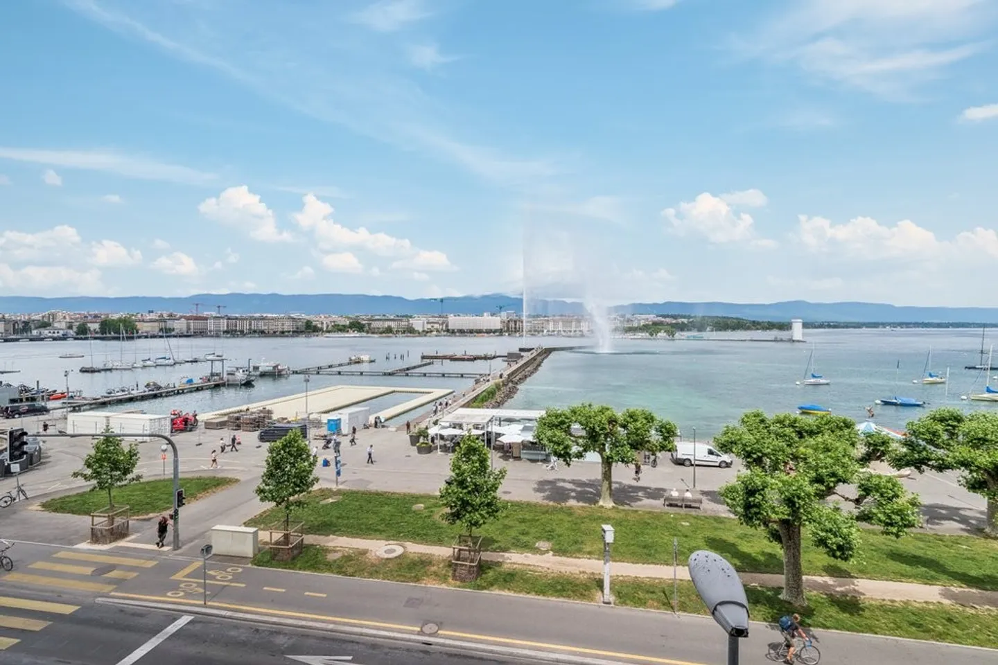 Magnificent 7-room apartment with lake and fountain views - Photo 2 of 12