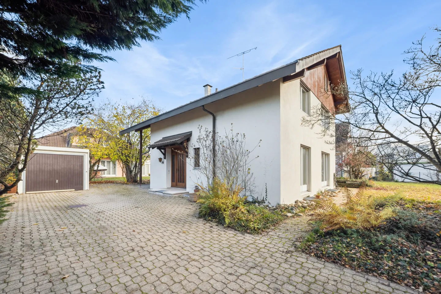 Großes 6,5-Zimmer-Haus auf großem Grundstück in Meyriez - Foto 1 von 13