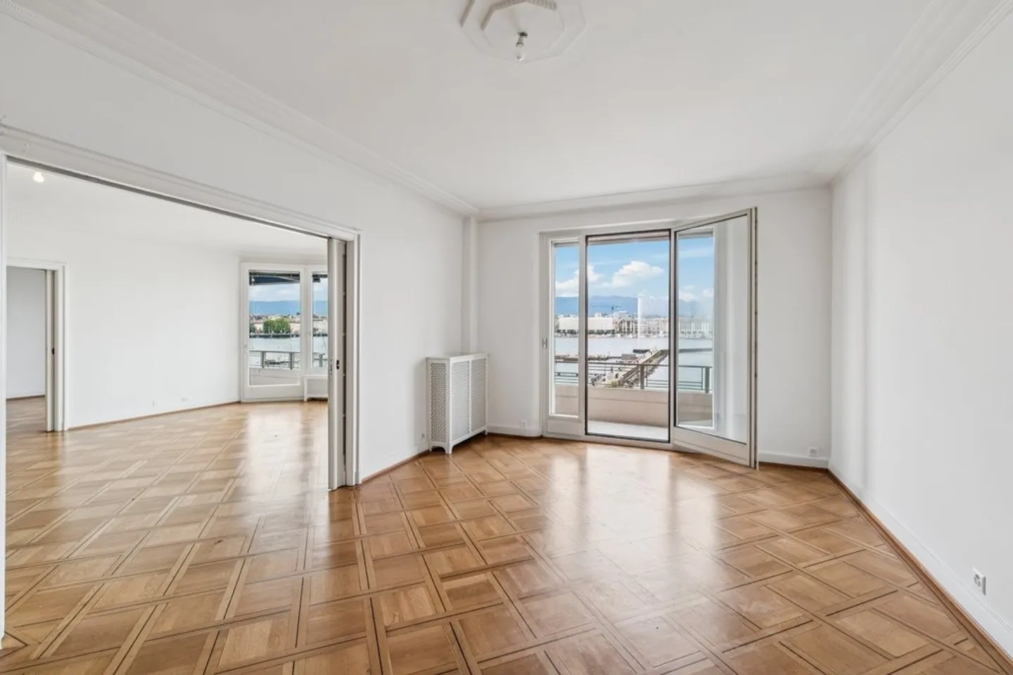 Magnificent 7-room apartment with lake and fountain views - Photo 7 of 12