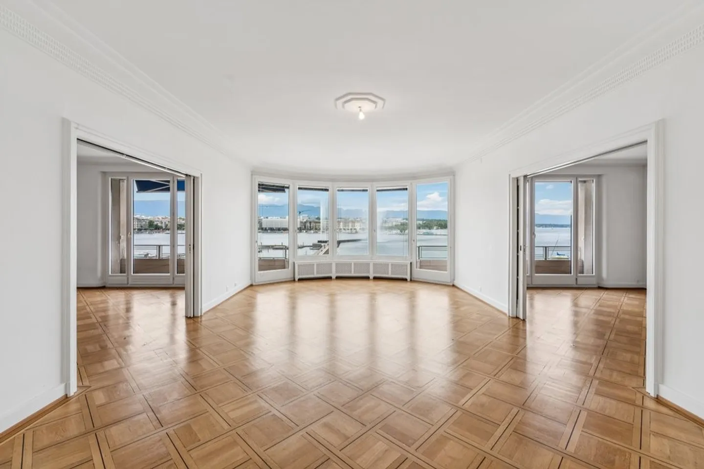 Magnificent 7-room apartment with lake and fountain views - Photo 10 of 12
