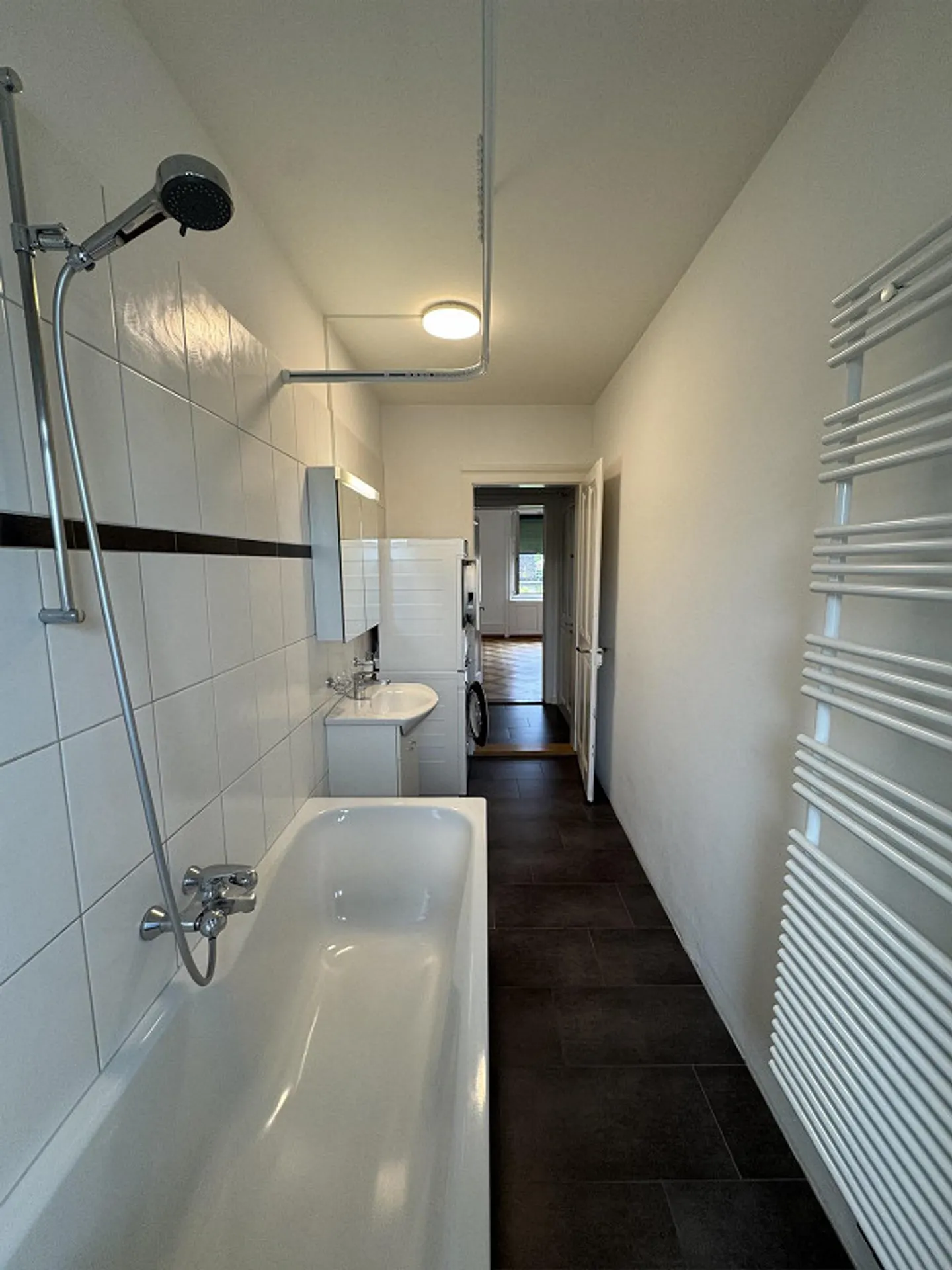 Charming 4.5-room old building apartment in a central location in Bern - Photo 2 of 11